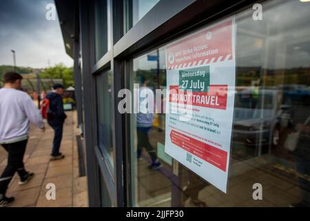 Halifax, West Yorkshire, Großbritannien, 26.. Juli 2022. Reisende am Bahnhof Halifax erhalten eine Benachrichtigung über den vierten bevorstehenden RMT-Streik, der morgen (27.. Juli) stattfindet und das Schienennetz in ganz Großbritannien beeinflussen wird. Kredit: Windmill Images/Alamy Live Nachrichten Stockfoto