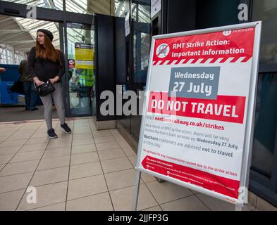 Halifax, West Yorkshire, Großbritannien, 26.. Juli 2022. Reisende am Bahnhof Halifax erhalten eine Benachrichtigung über den vierten bevorstehenden RMT-Streik, der morgen (27.. Juli) stattfindet und das Schienennetz in ganz Großbritannien beeinflussen wird. Kredit: Windmill Images/Alamy Live Nachrichten Stockfoto