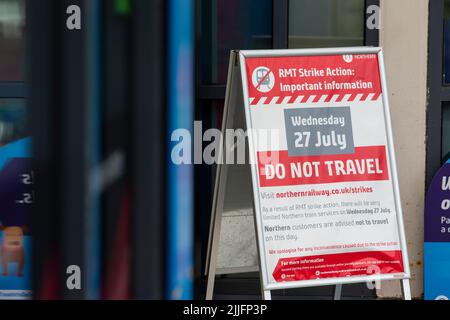 Halifax, West Yorkshire, Großbritannien, 26.. Juli 2022. Reisende am Bahnhof Halifax erhalten eine Benachrichtigung über den vierten bevorstehenden RMT-Streik, der morgen (27.. Juli) stattfindet und das Schienennetz in ganz Großbritannien beeinflussen wird. Kredit: Windmill Images/Alamy Live Nachrichten Stockfoto