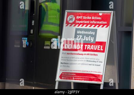 Halifax, West Yorkshire, Großbritannien, 26.. Juli 2022. Reisende am Bahnhof Halifax erhalten eine Benachrichtigung über den vierten bevorstehenden RMT-Streik, der morgen (27.. Juli) stattfindet und das Schienennetz in ganz Großbritannien beeinflussen wird. Kredit: Windmill Images/Alamy Live Nachrichten Stockfoto