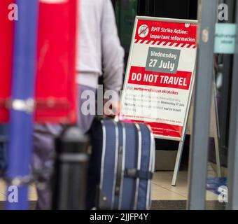 Halifax, West Yorkshire, Großbritannien, 26.. Juli 2022. Reisende am Bahnhof Halifax erhalten eine Benachrichtigung über den vierten bevorstehenden RMT-Streik, der morgen (27.. Juli) stattfindet und das Schienennetz in ganz Großbritannien beeinflussen wird. Kredit: Windmill Images/Alamy Live Nachrichten Stockfoto