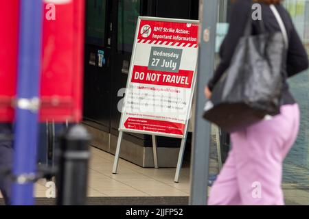 Halifax, West Yorkshire, Großbritannien, 26.. Juli 2022. Reisende am Bahnhof Halifax erhalten eine Benachrichtigung über den vierten bevorstehenden RMT-Streik, der morgen (27.. Juli) stattfindet und das Schienennetz in ganz Großbritannien beeinflussen wird. Kredit: Windmill Images/Alamy Live Nachrichten Stockfoto