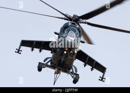 Ungarische Luftwaffe Mil Mi-24P Hind Hubschrauber Kanonenschiff auf der Royal International Air Tattoo, RIAT Airshow, RAF Fairford, Gloucestershire, Großbritannien Stockfoto