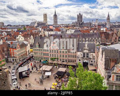 Beeindruckende Stadtansicht von Gent aus Gravensteen (Schloss der Grafen) in Gent, Belgien. Stockfoto