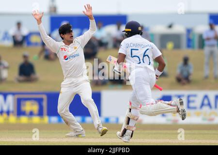 Galle, Sri Lanka. 26.. Juli 2022. Sri Lankas Dinesh Chandimal läuft zwischen den Wickets, da Pakistans Naseem Shah (L) nach dem Bowling während des 3.-tägigen Test-Cricket-Spiels 2. zwischen Sri Lanka und Pakistan am 26.. Juli 2022 im Galle International Cricket Stadium in Galle reagiert. Viraj Kothalwala/Alamy Live News Stockfoto