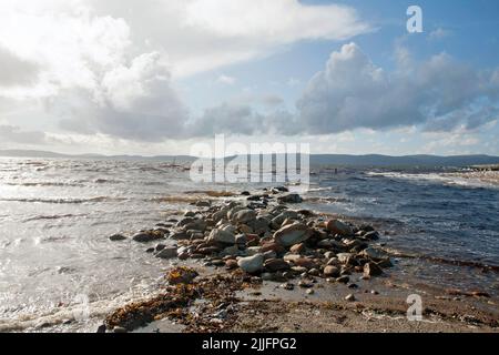 Drumadoon Bay mit Blick auf den Kilbrannan Sound am Balckwaterfoot auf der Isle of Arran North Ayrshire Schottland Stockfoto