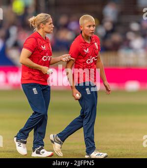 Die Engländerin Katherine Brunt und Issy Wong im Gespräch während des Spiels 3. T20I gegen Südafrika Stockfoto