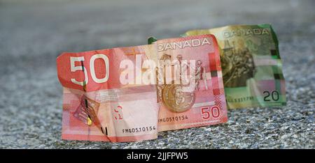 kanadische Dollar-Banknote auf konkretem Hintergrund Stockfoto