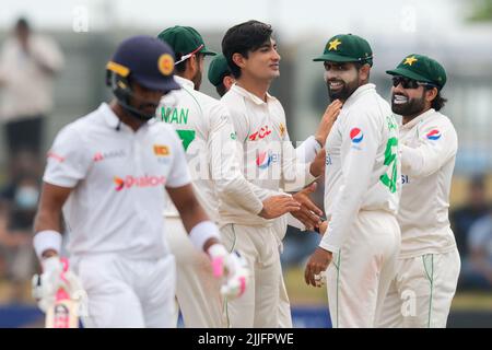 Galle, Sri Lanka. 26.. Juli 2022. Die Pakistaner Naseem Shah (3R) feiern mit ihren Teamkollegen, nachdem sie am 26.. Juli 2022 im Galle International Cricket Stadium in Galle das Wicket von Sri Lankas Chandimal während des 3.-tägigen Test-Cricket-Spiels 2. zwischen Sri Lanka und Pakistan absolviert haben. Viraj Kothalwala/Alamy Live News Stockfoto