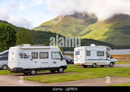 Glencoe im schottischen Hochland und Invercoe Wohnwagen- und Reisemobilpark mit Blick auf Loch Leven, Argyll, Schottland, Großbritannien, Europa Stockfoto