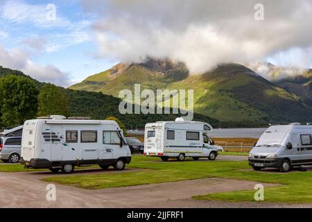 Glencoe im schottischen Hochland und Invercoe Wohnwagen- und Reisemobilpark mit Blick auf Loch Leven, Argyll, Schottland, Großbritannien, Europa Stockfoto