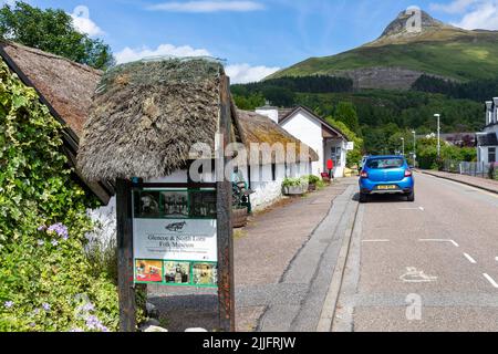 Glencoe Folk Museum in einem reetgedeckten Anwesen aus dem 18.. Jahrhundert in Glencoe Village, Highlands of Scotland, Schottland, Großbritannien, am Sommertag mit Pap Glencoe Stockfoto