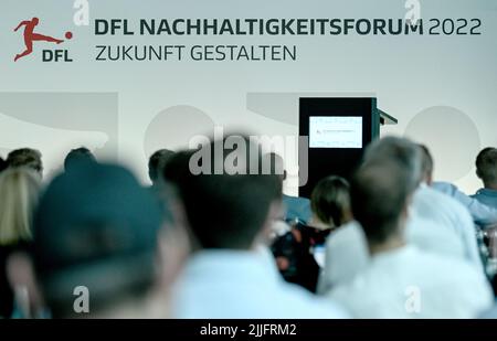 Berlin, Deutschland. 26.. Juli 2022. Fußball: Die Teilnehmer sehen sich eine Rede auf dem Nachhaltigkeitsforum der Deutschen Fußball-Liga DFL an. Kredit: Britta Pedersen/dpa/Alamy Live Nachrichten Stockfoto