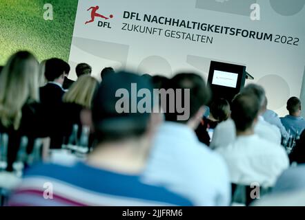 Berlin, Deutschland. 26.. Juli 2022. Fußball: Die Teilnehmer sehen sich eine Rede auf dem Nachhaltigkeitsforum der Deutschen Fußball-Liga DFL an. Kredit: Britta Pedersen/dpa/Alamy Live Nachrichten Stockfoto