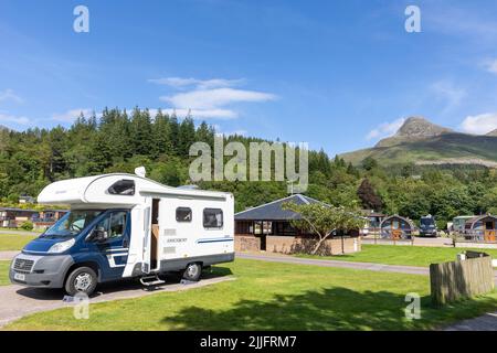 Glencoe im schottischen Hochland und Invercoe Wohnwagen- und Reisemobilpark mit Blick auf Loch Leven, Argyll, Schottland, Großbritannien, Europa Stockfoto