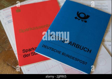 Berlin, Deutschland - 25. Juli 2022: Blick auf alte Sparbücher verschiedener Banken. Stockfoto