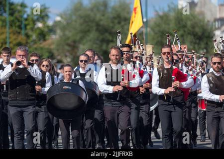 Quimper, Frankreich - Juli 24 2022: Musiker des Bagad Cap Caval aus Plomeur treten während des Cornouaille Festivals auf. Stockfoto