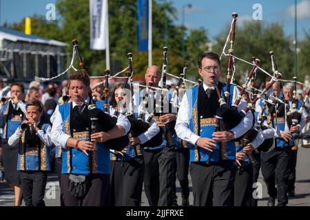 Quimper, Frankreich - Juli 24 2022: Musiker des Bagad Ergué-Armel treten während des Cornouaille Festivals auf. Stockfoto