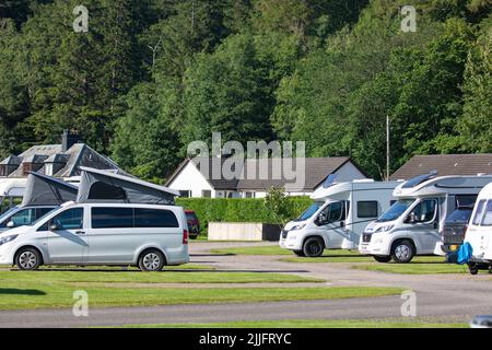 Glencoe im schottischen Hochland und Invercoe Wohnwagen- und Reisemobilpark mit Blick auf Loch Leven, Argyll, Schottland, Großbritannien, Europa Stockfoto