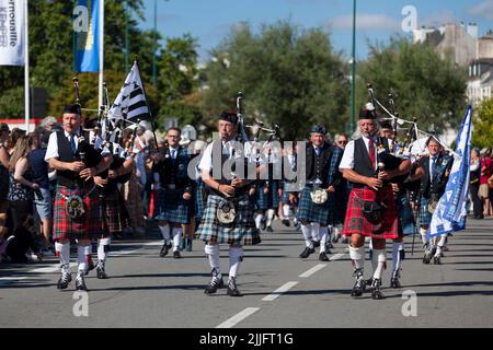 Quimper, Frankreich - Juli 24 2022: Musiker des Club Kilt du Pays de Lorient treten während des Cornouaille Festivals auf. Stockfoto