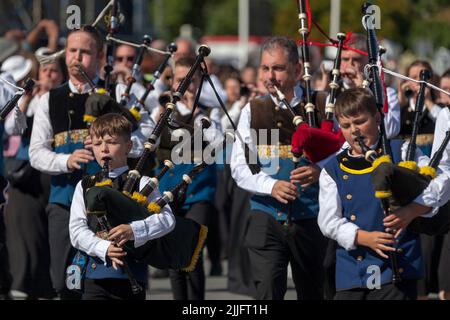 Quimper, Frankreich - Juli 24 2022: Musiker der Bagad Penhars spielen während des Cornouaille Festivals. Stockfoto