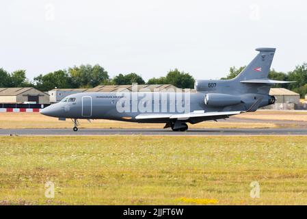 Das Flugzeug der ungarischen Luftwaffe Dassault Falcon 7X kommt in RAF Fairford an, um den Luftarm beim Royal International Air Tattoo Event zu unterstützen Stockfoto