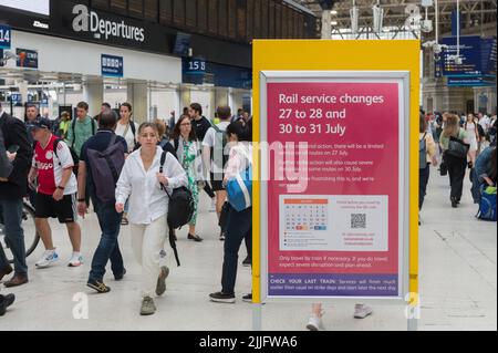 London, Großbritannien. 26.. Juli 2022. Pendler kommen in der morgendlichen Hauptverkehrszeit vor dem morgigen Eisenbahnstreik am Bahnhof Waterloo an. Die von der RMT (National Union of Rail, Maritime and Transport Workers) eingerufene Streikaktion wird 40.000 Beschäftigte aus 14 Eisenbahnunternehmen und Network Rail in einem anhaltenden Streit um Bezahlung, Arbeitsplätze und Bedingungen auslaufen lassen. Quelle: Wiktor Szymanowicz/Alamy Live News Stockfoto