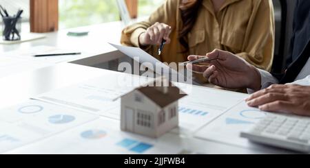 Paar Berechnung Finanzdiagramm für Investitionen zum Kauf von Immobilien. Business-Immobilien-Konzept. Stockfoto