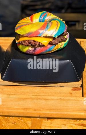 Unicorn Burger Hampshire Hacksteak Regenbogen Bagel Glitzer zum Verkauf auf Food Stand bei der Veranstaltung in Poole, Dorset UK im Juli Stockfoto