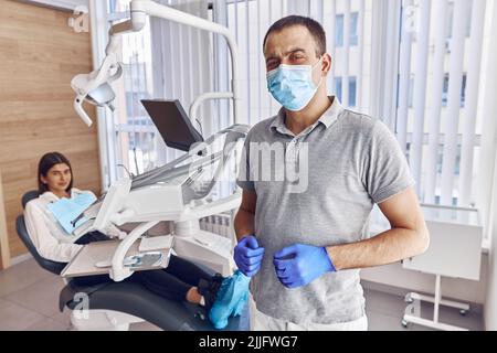 Porträt eines selbstbewussten männlichen Zahnarztes in einem modernen Kabinett für die Stamotologie Stockfoto