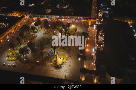 Luftdrohnenansicht des Hauptplatzes von Arequipa und der Kathedralkirche bei Nacht. Arequipa, Peru. Stockfoto