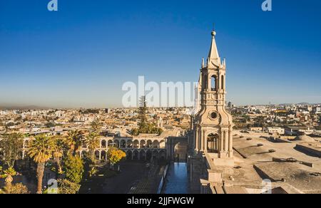 Luftdrohnenansicht des Hauptplatzes von Arequipa und der Kathedrale bei Sonnenuntergang. Arequipa, Peru. Stockfoto