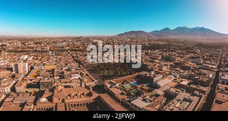 Luftaufnahme eines Sonnenuntergangs in Arequipa Stadt mit Chachani Vulkan als Hintergrund, Peru Stockfoto