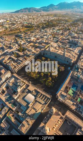 Luftaufnahme bei Sonnenaufgang auf der Plaza de Armas. Stadtbild von Arequipa mit seiner katholischen Kathedrale und dem Hauptplatz der Plaza de Armas, Peru Stockfoto