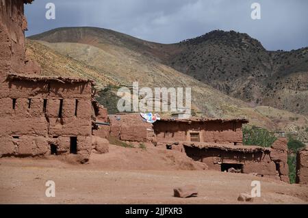 Weberinnen aus den Tälern Ait Boulli und Ait Bougmez bilden die Azilalteppiche. Marokkanische Azilalteppiche sind eine Art Berberteppich aus der Provinzhauptstadt Zentralmarokkos im Hohen Atlas, etwa 180 km von Marrakesch entfernt. Sie bestehen aus reiner Schafwolle, die mit Baumwolle gemischt und horizontal mit einer Gitterlinie aus Knoten gewebt wird. Teppiche aus Marokko sind von hoher Qualität, was sie sehr langlebig macht, weshalb sie häufig in Schulen, Büros, Häusern und stark frequentierten Gebieten auf der ganzen Welt zu finden sind. Sie sind schmutzabweisend und in der Regel günstiger als Plüschteppiche. Stockfoto