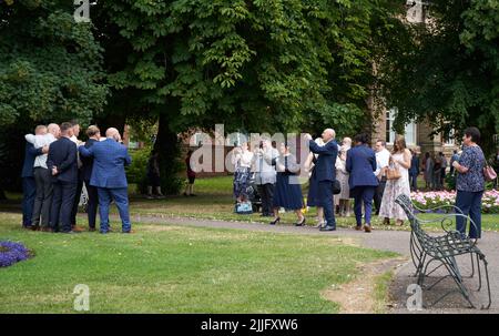 Hochzeitsfeier im Beacon Park in Lichfield, Staffordshire, Großbritannien Stockfoto