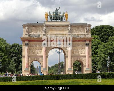 Blick auf den Arc de Triomphe du Carrousel im Garten der Tuilerien in Paris, Frankreich Stockfoto