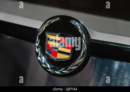 St-Petersburg, Russland - 29. Januar 2021: Das Emblem des Cadillac ist auf der Carbon-Motorhaube des Sportwagens montiert. Nahaufnahme mit selektivem Fokus Stockfoto