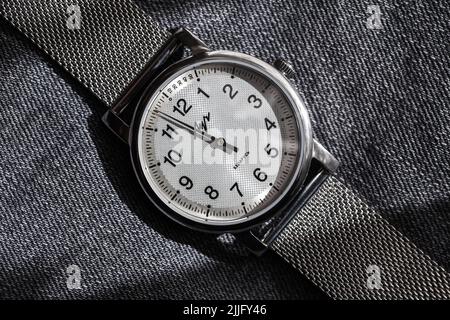 St-Petersburg, Russland - 31. März 2022: Einhändige automatische mechanische Armbanduhr im Edelstahlgehäuse. Nahaufnahme von Luch Einzelhanduhr 874 Stockfoto