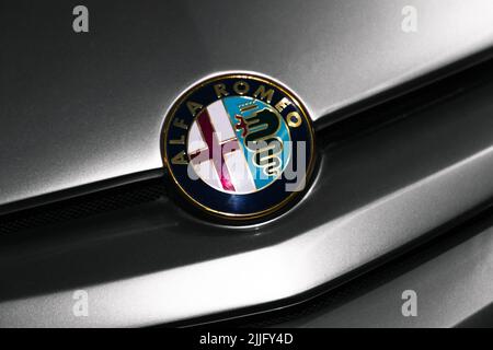 St-Petersburg, Russland - 29. Januar 2021: Alfa Romeo Firmenzeichen, rundes Logo auf silberner Metallic-Sportwagenhaube, Nahaufnahme mit Sele Stockfoto