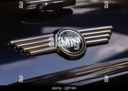 London, Großbritannien - 30. November 2021: Das Logo des von der British Motor Corporation produzierten Mini Cooper Oldtimers befindet sich auf der schwarz glänzenden Motorhaube Stockfoto