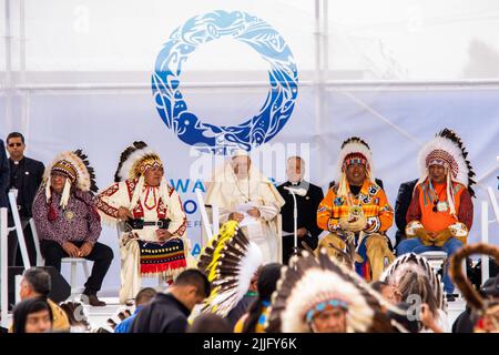 Maskwa Park, Kanada. 25.. Juli 2022. Papst Franziskus Besucht Maskwacis. Der Weg von Papst Franziskus der Heilung, der Versöhnung und der Hoffnung. Sein erster Akt bestand nicht darin, sich mit den Gläubigen zur Messe zu versammeln, sondern vielmehr darin, seine Kräfte zu sammeln, um diesen ersten Stopp zu machen, der die Bedeutung seiner Begegnung mit den First Nations, Métis und Inuit auf ihren traditionellen Territorien signalisiert, warum er nach Kanada gekommen ist. Kredit: SOPA Images Limited/Alamy Live Nachrichten Stockfoto