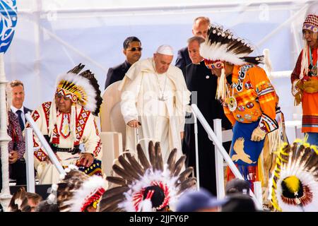 Maskwa Park, Kanada. 25.. Juli 2022. Papst Franziskus empfängt die Großchiefs während seines Besuchs in Maskwacis. Der Weg von Papst Franziskus der Heilung, der Versöhnung und der Hoffnung. Sein erster Akt bestand nicht darin, sich mit den Gläubigen zur Messe zu versammeln, sondern vielmehr darin, seine Kräfte zu sammeln, um diesen ersten Stopp zu machen, der die Bedeutung seiner Begegnung mit den First Nations, Métis und Inuit auf ihren traditionellen Territorien signalisiert, warum er nach Kanada gekommen ist. Kredit: SOPA Images Limited/Alamy Live Nachrichten Stockfoto