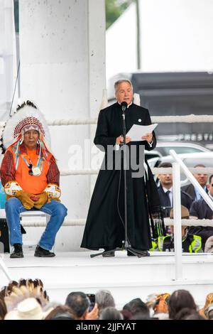 Maskwa Park, Kanada. 25.. Juli 2022. Ein Priester übersetzt jeden Absatz der Päpste Zwietracht in Englisch. Der Weg von Papst Franziskus der Heilung, der Versöhnung und der Hoffnung. Sein erster Akt bestand nicht darin, sich mit den Gläubigen zur Messe zu versammeln, sondern vielmehr darin, seine Kräfte zu sammeln, um diesen ersten Stopp zu machen, der die Bedeutung seiner Begegnung mit den First Nations, Métis und Inuit auf ihren traditionellen Territorien signalisiert, warum er nach Kanada gekommen ist. Kredit: SOPA Images Limited/Alamy Live Nachrichten Stockfoto