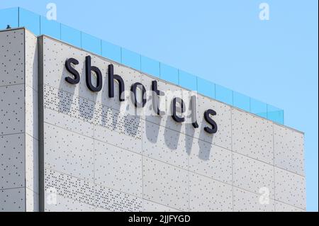 SB Hotels Schild auf einem Gebäude Stockfoto