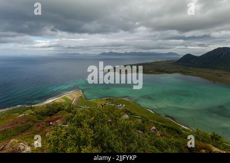 Blick auf eine kristallklare Bucht und das norwegische Meer von einem Berg aus. Delpsaksla Bergaussicht am Hauklandsvannet. Stockfoto