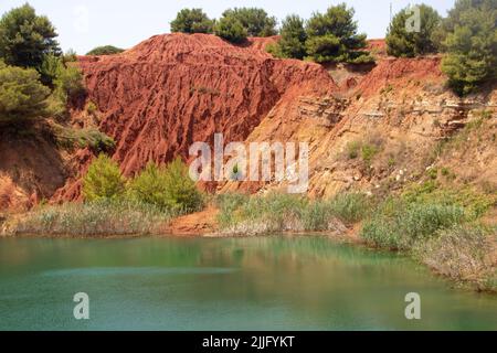 Bauxit-Höhle und kleiner See in Otranto, Apulien Region von Italien Stockfoto