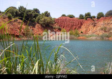 Bauxit-Höhle und kleiner See in Otranto, Apulien Region von Italien Stockfoto