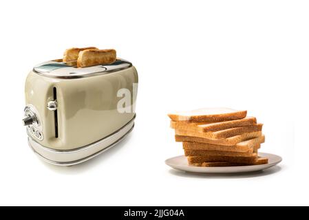 Retro-Toaster und ein geröstetes Brot mit mehreren Scheiben Weißbrot zum Frühstück zubereitet. Knuspriger Toast wird auf einem isolierten Teller verteilt Stockfoto
