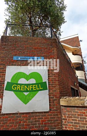 Grünes Herz, grün für Grenfell Heart, erinnere dich an den 72, North Kensington, London, UK - UK Block Cladding Skandal Stockfoto